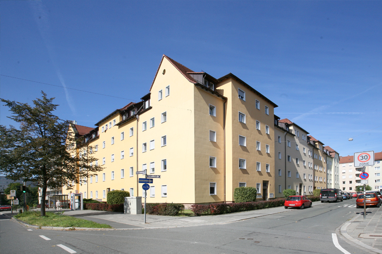 Mehrfamilienhaus in der Arnoldstraße 5 in Nürnberg, Eckansicht mit Straße und Tempo-30-Schild