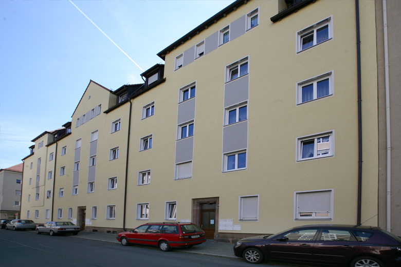 Mehrfamilienhaus in der Bertastraße 12 in Nürnberg, Straßenansicht mit Hauseingang und parkenden Autos