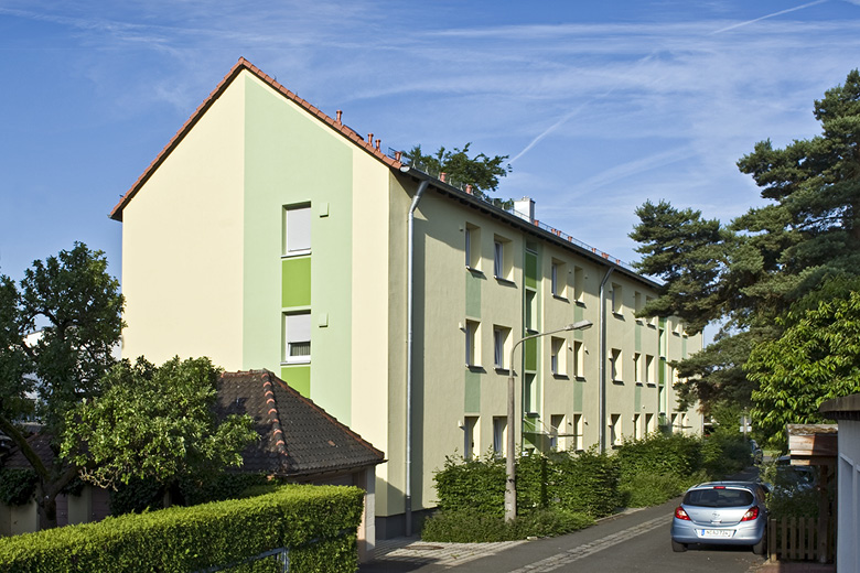 Mehrfamilienhaus in der Eckenstraße 28-28a in Nürnberg, Frontansicht mit Hecke und Straße