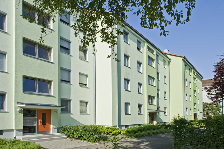 Mehrfamilienhaus in der Goldweiherstraße 49-53 in Nürnberg, Frontansicht mit grüner Fassade und Hauseingang