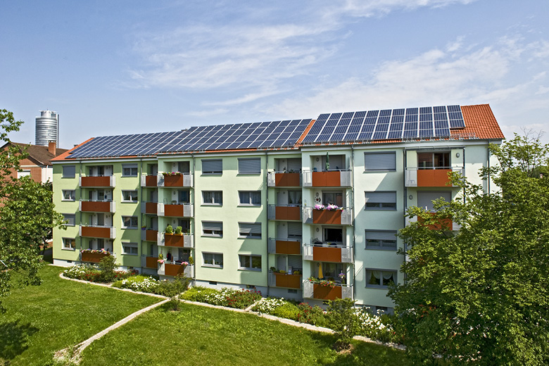 Mehrfamilienhaus in der Goldweiherstraße 49-53 in Nürnberg, Rückansicht mit Solaranlage auf dem Dach und Garten