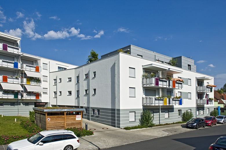 Mehrfamilienhaus in der Kachletstraße 6 in Nürnberg, Rückansicht mit bunten Balkonen und Parkplätzen