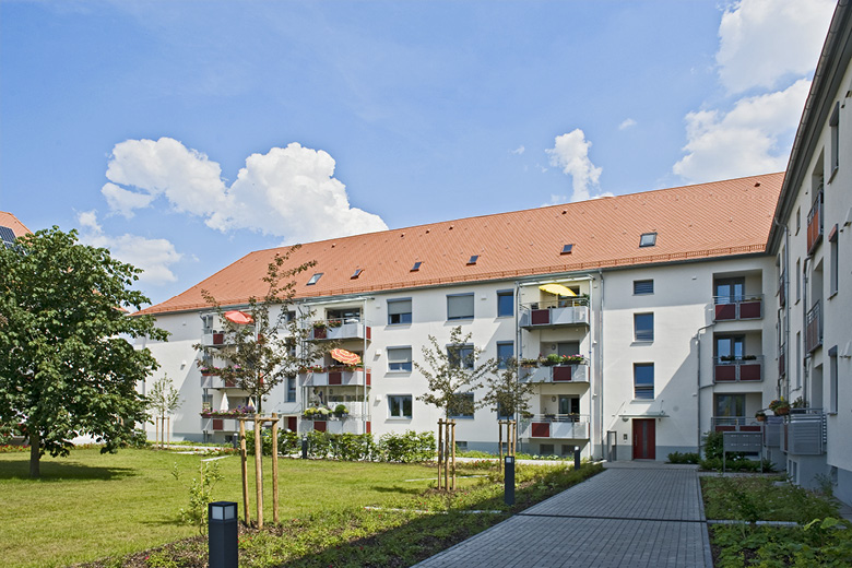Wohnhauszeile in der Lortzingstraße 1-3 in Nürnberg, Rückansicht mit Balkonen und Grasfläche