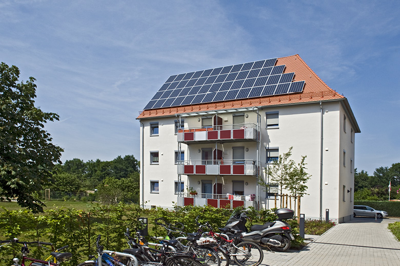 Mehrfamilienhaus in der Lortzingstraße 5 in Nürnberg, Rückansicht mit Balkonen und Solaranlage auf dem Dach