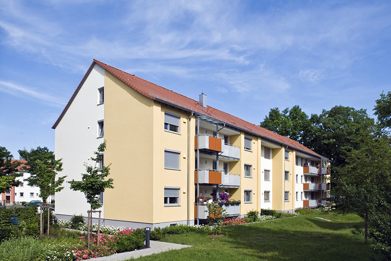 Mehrfamilienhaus in der Passauerstraße 50-52 in Nürnberg, Rückansicht mit Balkonen und Garten