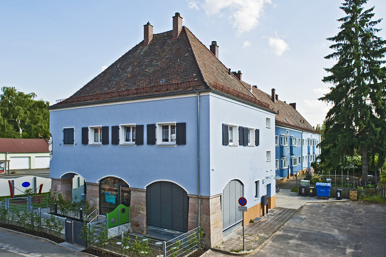 Wohnhaus in der Waldluststraße 53 in Nürnberg, Frontansicht mit Zufahrt und Nebengebäuden