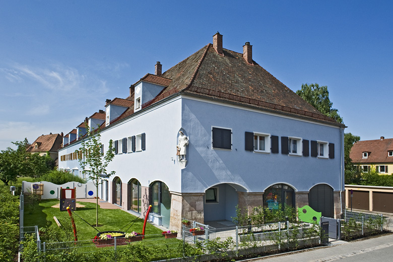 Wohnhaus in der Waldluststraße 53 in Nürnberg, Rückansicht mit Garten und Spielgeräten