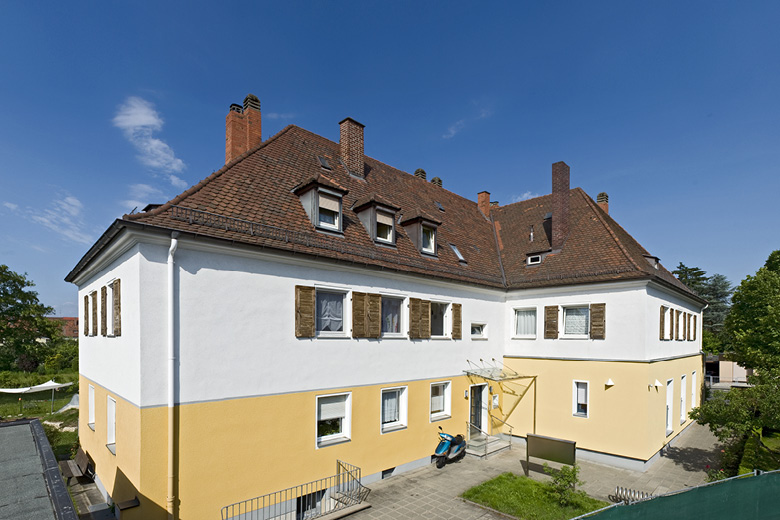 Historisches Wohnhaus in der Waldluststraße 79 in Nürnberg, Frontansicht mit Terrasse und Sitzbank