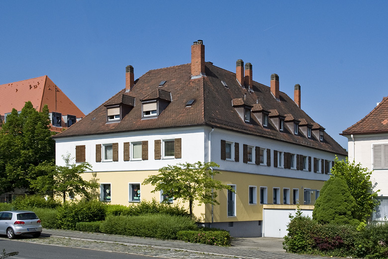 Historisches Wohnhaus in der Waldluststraße 79 in Nürnberg mit markantem Satteldach und mehreren Kaminen, Rückansicht