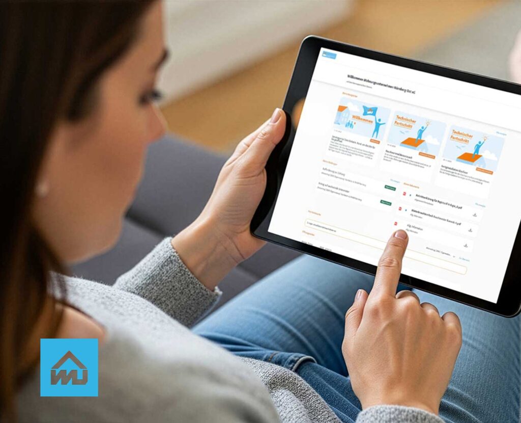 Person sitzt auf einPerson sitzt auf einem Sofa und bedient ein Tablet, auf dem die Startseite der Wohnungsunternehmen-Website zu sehen istem Sofa und beGelbes Wohngebäude mit Balkonen, Rückansicht mit großer Rasenflächedient ein Tablet mit der Wohnungsunternehmen-Website, unten links das WU-Logo eingeblendet